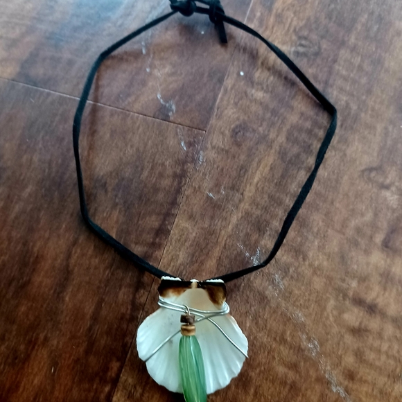 Shell Necklace - Picture 3 of 4